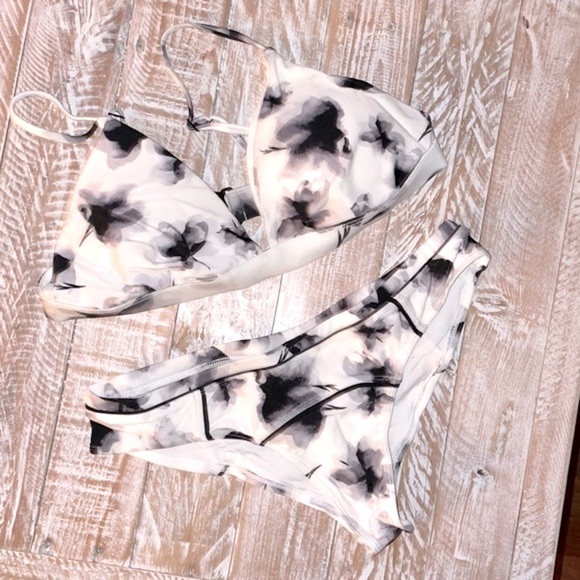 🔥RVCA Fading Petals Triangle Bikini Top🔥~med - Picture 9 of 11